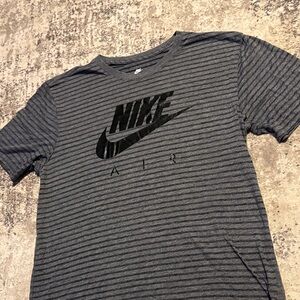 Nike Men's Black and Gray Striped Tee Size Large